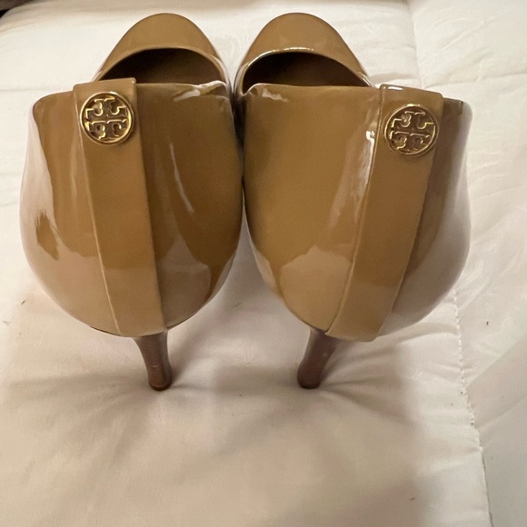 Tory Burch Camel Patent Leather Heels - Picture 11 of 11